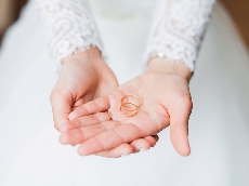 婚戒佩戴传统：你的婚戒应该戴在哪只手上？