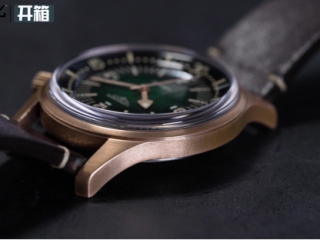 【开箱】两万价位经典复刻风格！浪琴青铜潜水腕表值得入手吗？