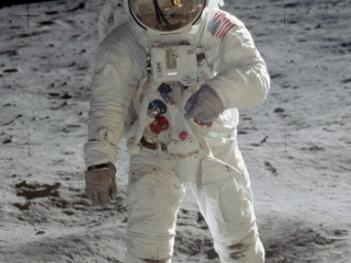  首枚登上月球的手表54周年