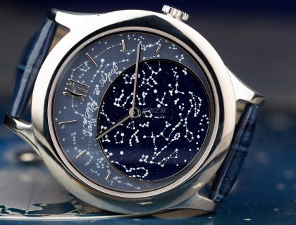表盘由手绘金点砂金玻璃转盘更重塑出夜幕下的巴黎星宿图。