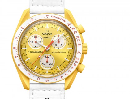 主色调为黄色和白色，黑色的omega logo和黄色的swatch logo，整体配色比较明亮。