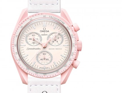 主色调为粉色和白色，灰色的omega logo和粉色的swatch logo，整体配色比较少女。