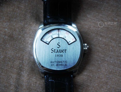 购入时觉得这块腕表的显示时间方式非常独特，有种机械工业时代仪表盘的味道。最近几年Gucci也出了类似表款，所以并不是他们的原创。