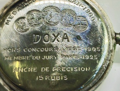 打开机芯，印在这上面的是出自于1910-1919年代doxa怀表壳子