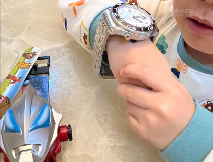 孩子把自己的电子表撇一边，表示更喜欢机械表