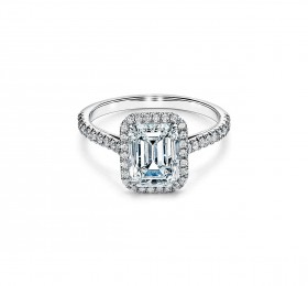 蒂芙尼订婚钻戒铂金镶钻戒圈，珠链式边镶钻石环绕祖母绿形切割主钻订婚钻戒戒指