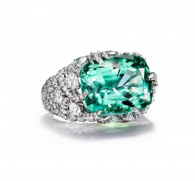 蒂芙尼BLUE BOOK高级珠宝2023 BLUE BOOK铂金镶嵌一颗重逾17克拉的未经优化处理绿色铜锂碧玺及钻石戒指戒指
