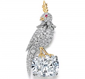 蒂芙尼史隆伯杰系列铂金及18K黄金镶嵌一颗重逾10克拉的钻石，粉色蓝宝石及钻石“石上鸟”胸针胸针