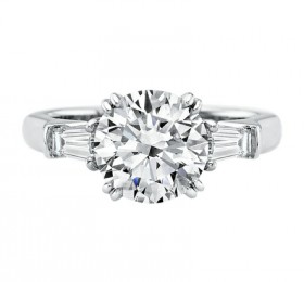 海瑞温斯顿圆形明亮式切工钻石搭配长锥形切工边钻订婚戒指戒指